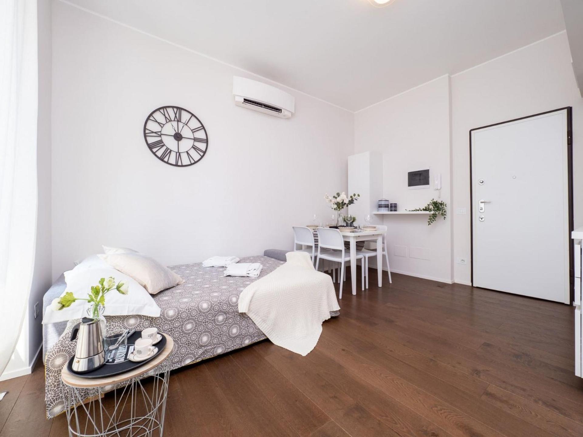 The Rent - Cozy Close To Navigli